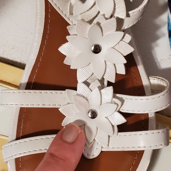 Girls white leather sandals, euc pretty 4 - Picture 4 of 6